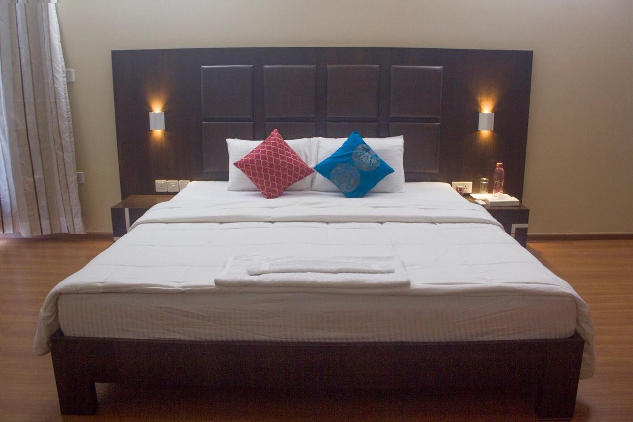 Bed and Breakfast Amanora Park Town à Pune Extérieur photo